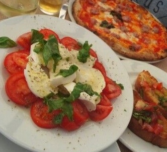 caprese_and_pizza_in_amalfi-670584-edited.jpg