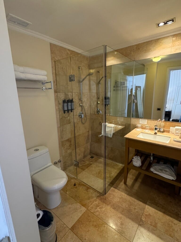 Santiago hotel -  Shower
